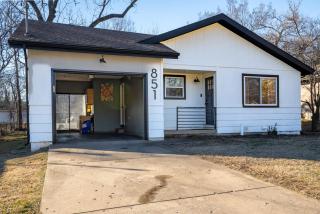Main Retreat with King Bed in Master and has Garage - Springfield - 6