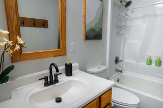 Main Retreat with King Bed in Master and has Garage - Springfield - 4