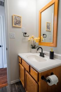 Main Retreat with King Bed in Master and has Garage - Springfield - 2