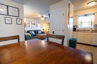 Main Retreat with King Bed in Master and has Garage - Springfield - 7
