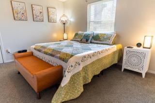 Main Retreat with King Bed in Master and has Garage - Springfield - 8