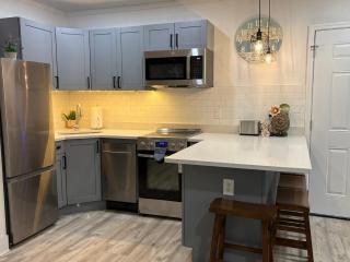 Downtown Oasis - One Bedroom Private Bungalow - 8