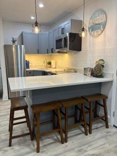 Downtown Oasis - One Bedroom Private Bungalow - 7