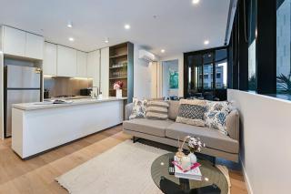 Great Location Designer City Gem with Pool GYM SAUNA - 4