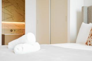 Brand New Chic 2 Bed 2 Bath next to Skybus with hot tub pool gym sauna - 4