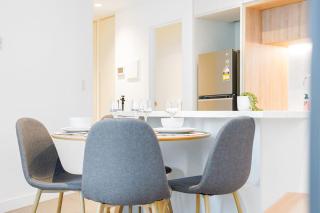 Brand New Chic 2 Bed 2 Bath next to Skybus with hot tub pool gym sauna - 3