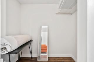 1 Bedroom Cozy Retreat - Queen Bed, Pet Friendly, Smart TV, Secure & Private Access, Free Parking, Netflix & More! - 6