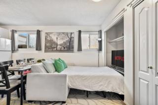 1 Bedroom Cozy Retreat - Queen Bed, Pet Friendly, Smart TV, Secure & Private Access, Free Parking, Netflix & More! - 1
