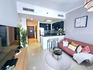 SUNRISE HOMES - A Stylish Studio in Botanica Tower - 1
