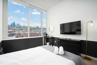 Exclusive 1BR Apt with NYC View - 9
