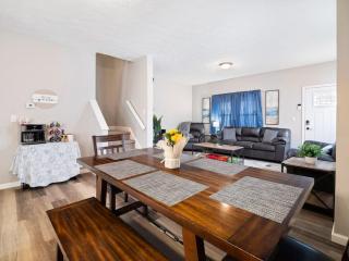 Large Remodeled 4 Bedroom Only 7 Minutes to Downtown - Cleveland - 3