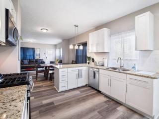 Large Remodeled 4 Bedroom Only 7 Minutes to Downtown - Cleveland - 1