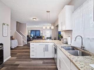 Large Remodeled 4 Bedroom Only 7 Minutes to Downtown - 8