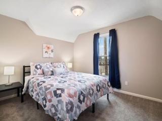 Large Remodeled 4 Bedroom Only 7 Minutes to Downtown - 7