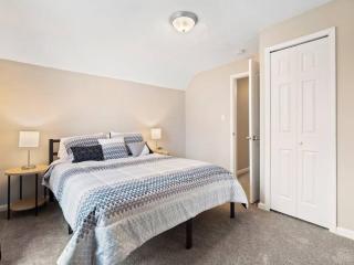Large Remodeled 4 Bedroom Only 7 Minutes to Downtown - 9