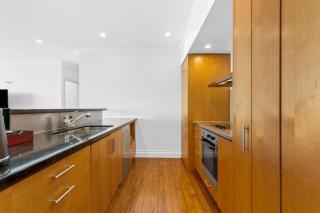 QV Stays Luxe Waterfront Haven - 6