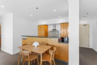 Waterfront Haven - Luxe 2BR - Auckland - 8