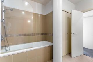 QV Stays Luxe Waterfront Haven - 6