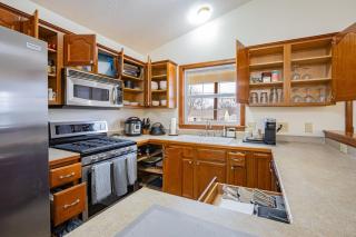 Comfort Awaits at Cozy Get Away - Dog Friendly - 2