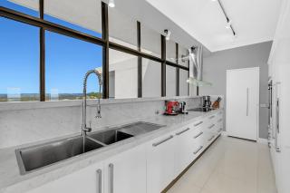 Luxurious 3-Bed Penthouse with Stunning Views - Tweed Heads - 2