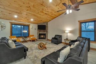 Honeybear Hideaways - Luxe Family Retreat with Indoor Pool, Mini Golf, and Theater Room can Sleep 24 Guests - 6