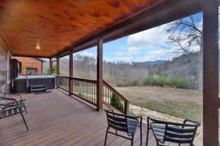 Honeybear Hideaways - Luxe Family Retreat with Indoor Pool, Mini Golf, and Theater Room can Sleep 24 Guests - 3