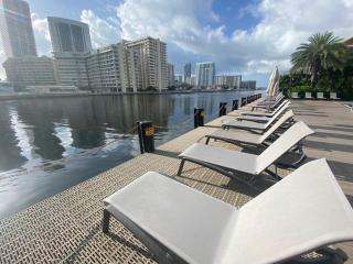 King size bed and full kitchen 1507 - Hallandale Beach - 1