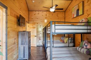 Honeybear Hideaways - Spacious Wrap Around Decks Cabin with Pool & Hot Tub - Sevierville - 8