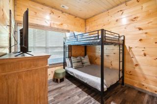 Honeybear Hideaways - Spacious Wrap Around Decks Cabin with Pool & Hot Tub - Sevierville - 5