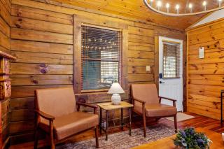 Couples Getaway Cabin near National Park w Hot Tub - Pigeon Forge - 1