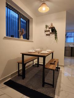 SuperValue Suite 5 - Fast WiFi, Hotel Linen, Keyless Entry, City only 10 Mins - BY PROPERTY PROMISE - Cardiff - 1