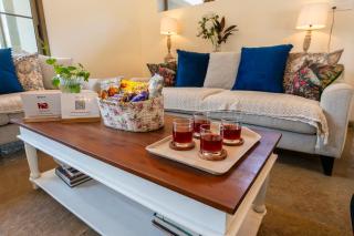ELIVAAS Casa Mocha - Exquisite 5BHK Retreat with Pvt Pool & Verandah - Sātirje - 6