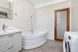 Bright & Spacious Family Apartment in Międzyzdroje with Parking and 3 Balconies by Noclegi Renters - Międzyzdroje - 4