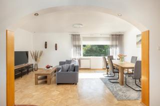 Bright & Spacious Family Apartment in Międzyzdroje with Parking and 3 Balconies by Noclegi Renters - Międzyzdroje - 1