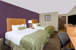 Ramada by Wyndham Marquette - 5