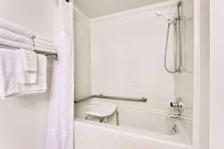 Ramada by Wyndham Marquette - 4