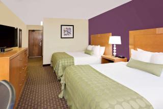 Ramada by Wyndham Marquette - 3