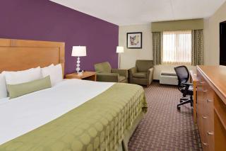 Ramada by Wyndham Marquette - 2