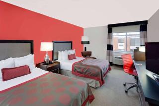 Ramada by Wyndham Marquette - 1