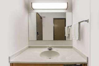 Super 8 by Wyndham Coshocton Roscoe Village - 1