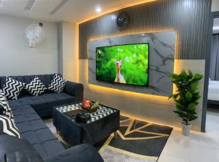 2 Bedroom Serviced Apartment Phase 7 Near Food Street By Prestige Management - Rawalpindi - 0