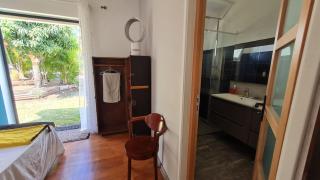 Logement comprenant une chambre,une salle de bain, wc indépendant et une cuisine exterieure dans belle villa avec piscine vue ocean - 1