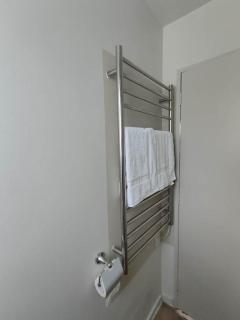 6 Beds including 4 Double Beds and 2 Single Sofa Beds Serviced Chalet - Auckland - 4