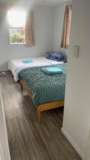 6 Beds including 4 Double Beds and 2 Single Sofa Beds Serviced Chalet - Auckland - 5