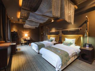 Luxurious themed hotel - 5