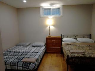 Kitchener Cheapest Stay Near Downtown, Airport- Self Checkin,24 Hrs - 3