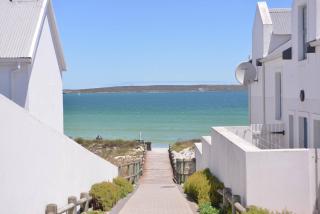 Pelican Cove is a Modern 4-Bedroom Holiday Home in Langebaan with some Sea Views - Langebaan - 7