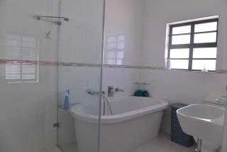 Pelican Cove is a Modern 4-Bedroom Holiday Home in Langebaan with some Sea Views - Langebaan - 2