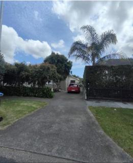6 Beds including 4 Double Beds and 2 Single Sofa Beds Serviced Chalet - Auckland - 9