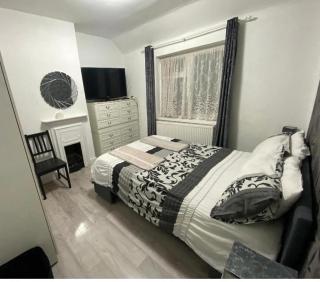 Modern bedroom with shared bathroom - - 8